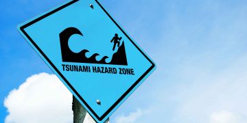 natural warning signs of a tsunami